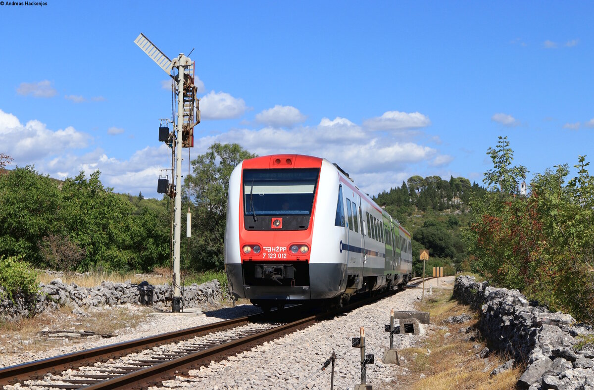 7123 012 / 7123 011 als IC 1522 (Split-Zagreb Glavni kolodvor) am Esig Primorski Dolac 26.8.21