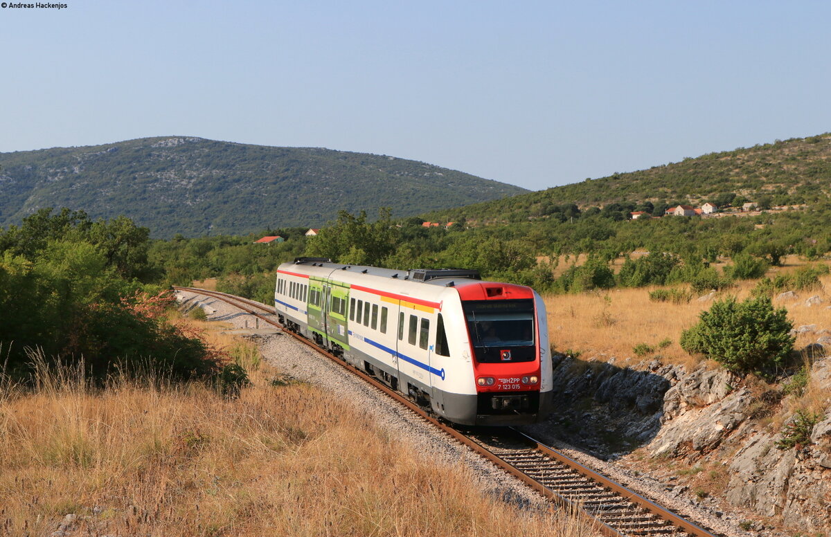 7123 015/7123 016 als IC 520 (Split-Zagreb Glavni kolodvor) bei Prgomet 21.8.21