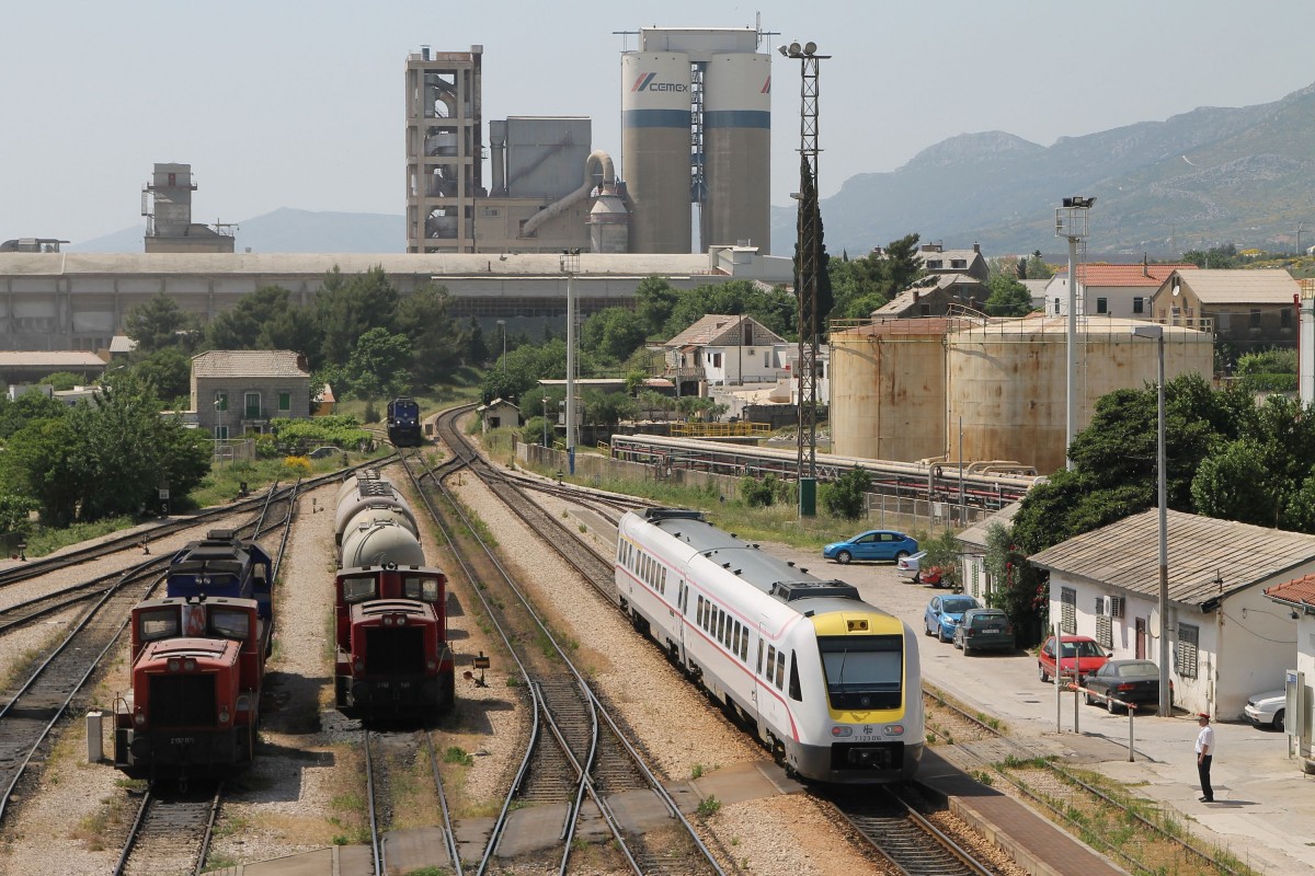 7123 015/7123 016 fahrt ab mit IC 522 Split-Zagreb Glavni Kolodvor auf Bahnhof Solin am 19-5-2015.