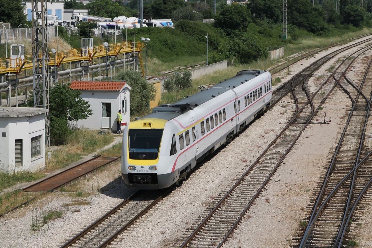 7123 015/7123 016 fahrt ein mit IC 522 Split-Zagreb Glavni Kolodvor auf Bahnhof Solin am 19-5-2015.