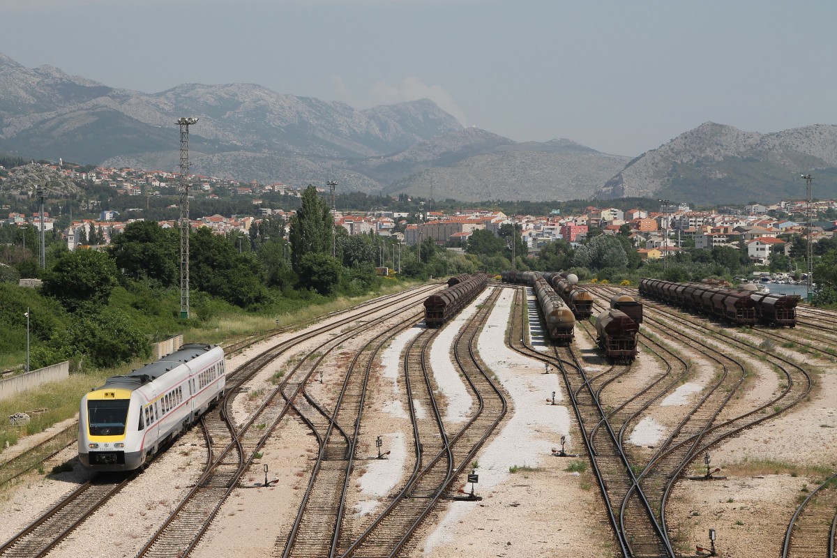 7123 015/7123 016 fahrt ein mit IC 522 Split-Zagreb Glavni Kolodvor auf Bahnhof Solin am 19-5-2015.