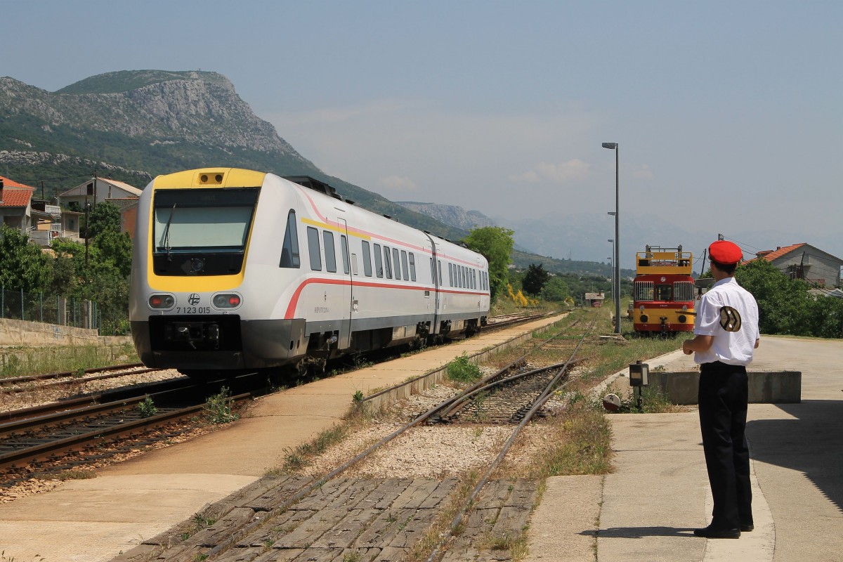 7123 015/7123 016 mit IC 521 Zagreb Glavni Kolodvor-Split auf Bahnhof Kaštel Stari am 18-5-2015.