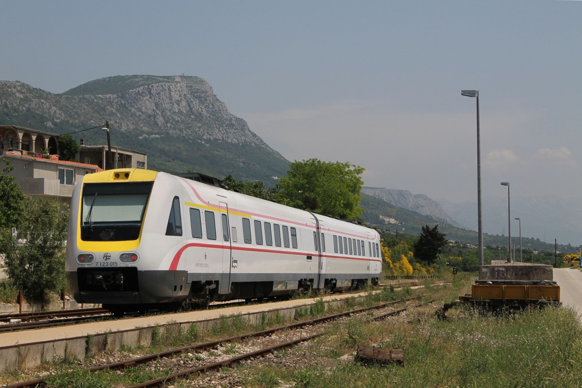 7123 015/7123 016 mit IC 521 Zagreb Glavni Kolodvor-Split auf Bahnhof Kaštel Stari am 18-5-2015.