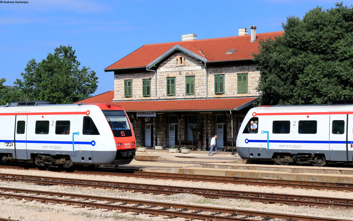 7123 016 / 7123 015 als IC 520 (Split - Zagreb Glavni kolodvor) trifft auf 7123 012 / 7123 011 als R 5505 (Perkovic - Split) in Perkovic 14.6.22