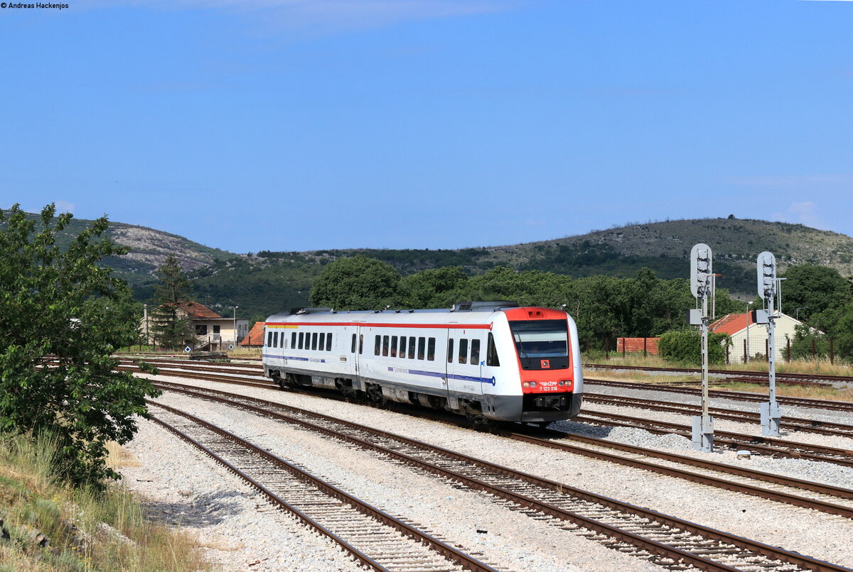 7123 016 / 7123 015 als IC 520 (Split - Zagreb Glavni kolodvor) in Perkovic 14.6.22