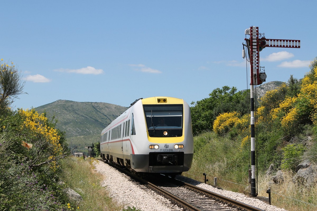 7123 016/7123 015 mit 5504 Perkovic-Split bei Kaštel Stari am 27-5-2015.