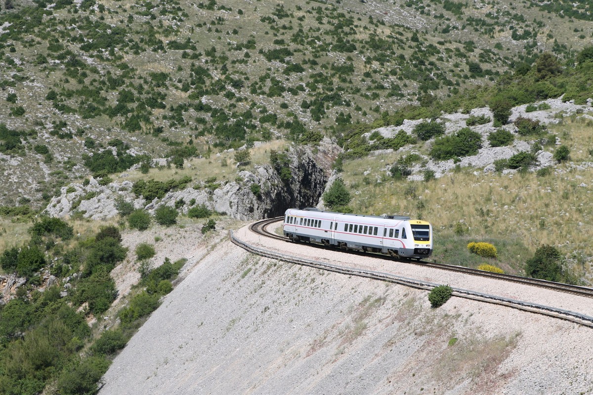 7123 016/7123 015 mit Regionalzug 5503 Perkovic-Split bei Labin Dalmatinski am 28-5-2015.