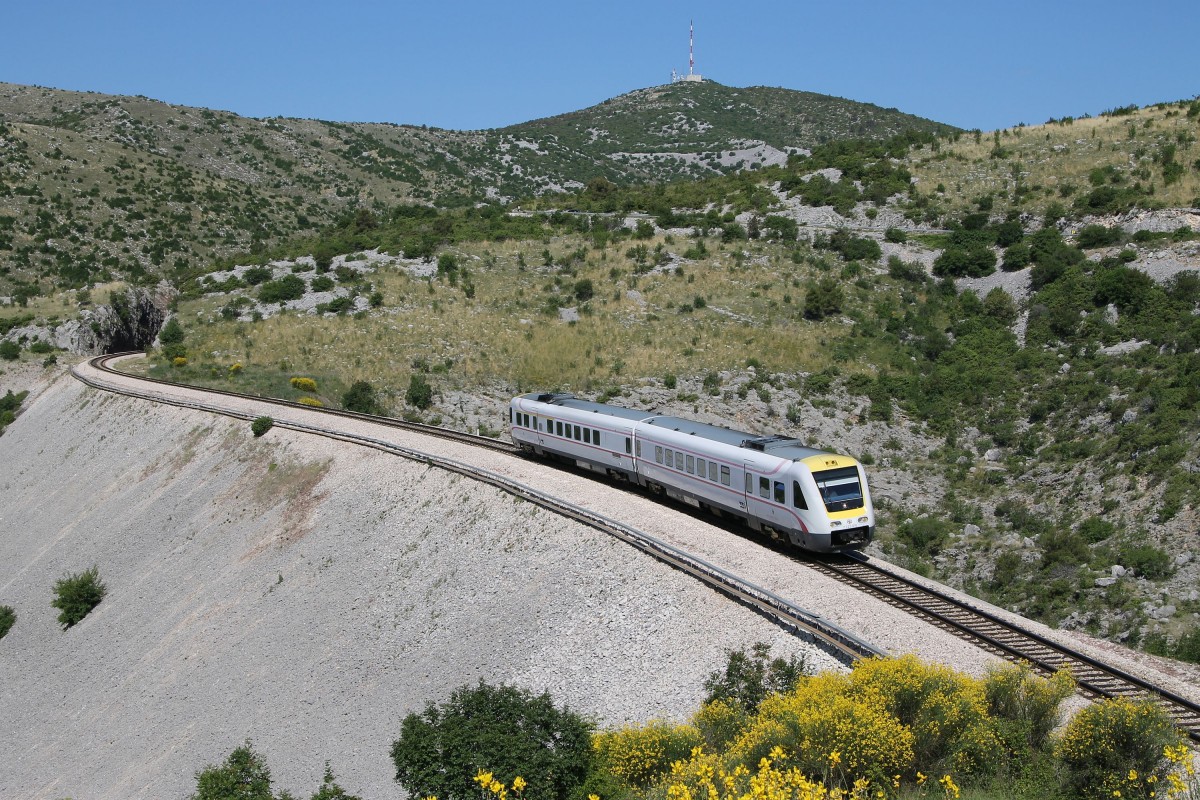 7123 016/7123 015 mit Regionalzug 5503 Perkovic-Split bei Labin Dalmatinski am 28-5-2015.