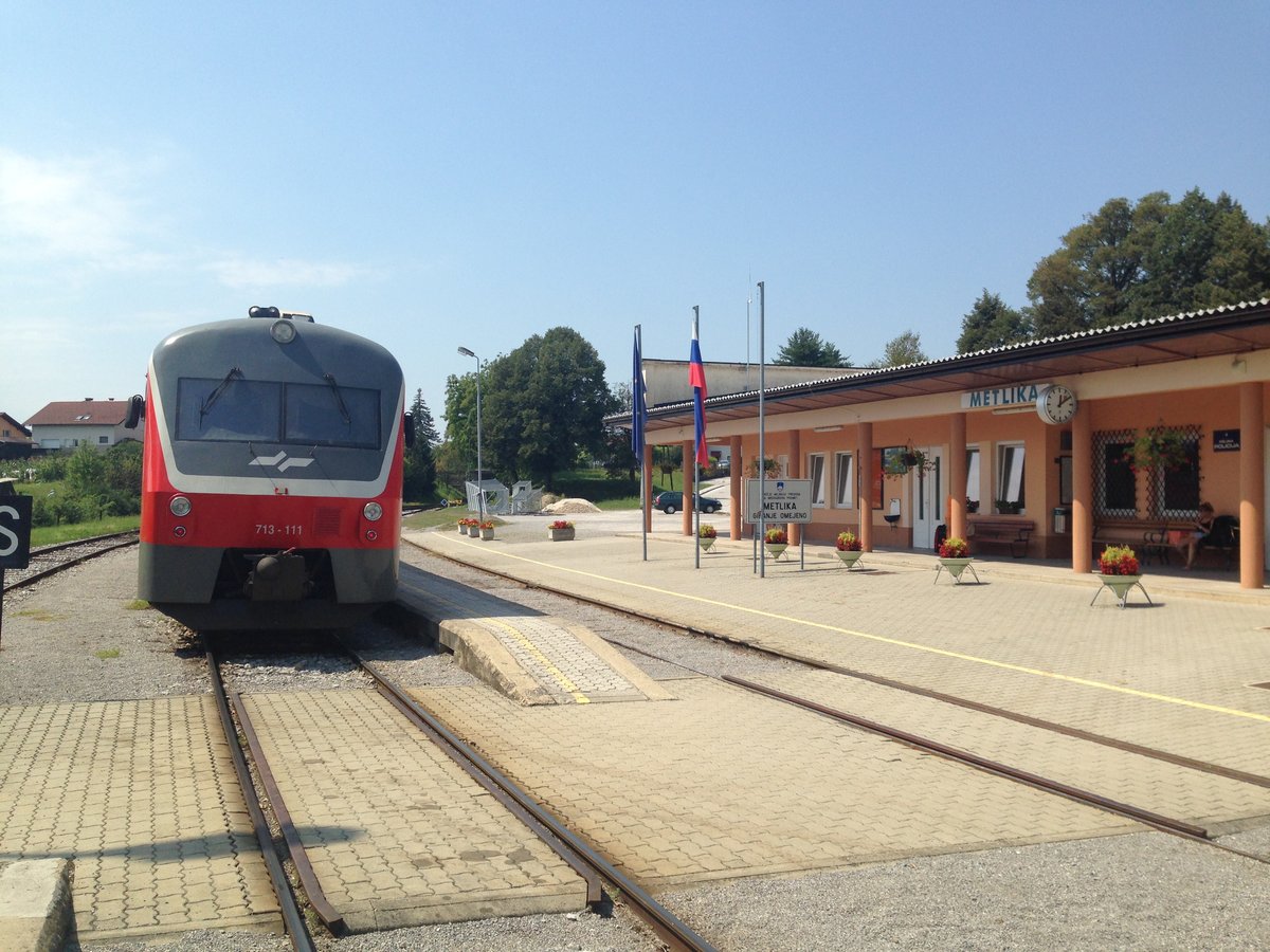 713 111 ist mit einem Regionalzug aus Ljubliana im Grenzbahnhof Metlika angekommen und wartet auf die Rückfahrt. Aufgenommen am 11.08.2015