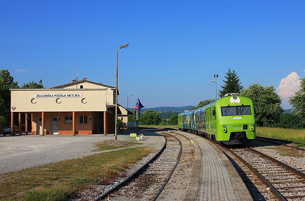713119 wartet am 27.5.2011 im Bahnhof Metlika auf den nächsten Einsatz.