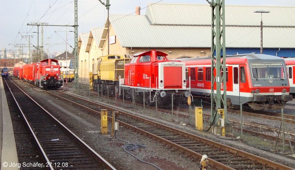 714 002, 714 011 und 628 690 standen am 27.12.08 im Bahnhof Fulda im Sdteil der Gleise 9 bis 11 vor dem  DB-Werk .