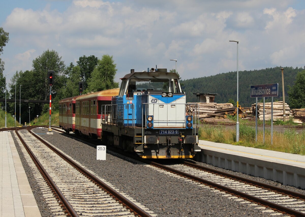 714 023-9 mit dem Os 26002 zu sehen am 11.07.21 in Mikulášovice dolní nádraží.