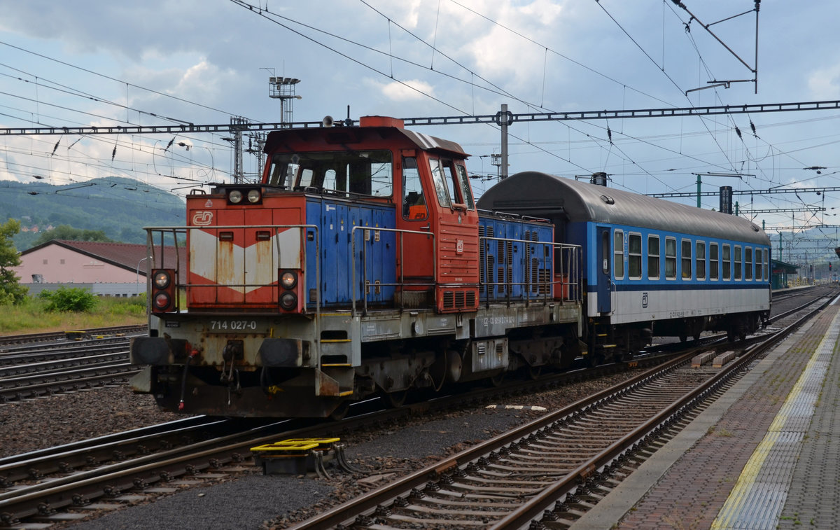 714 027 rangierte am 14.06.16 in Decin mit einem Personenwagen. Sie stellte ihn dem R 687 nach Praha-Maserykovo bei. 