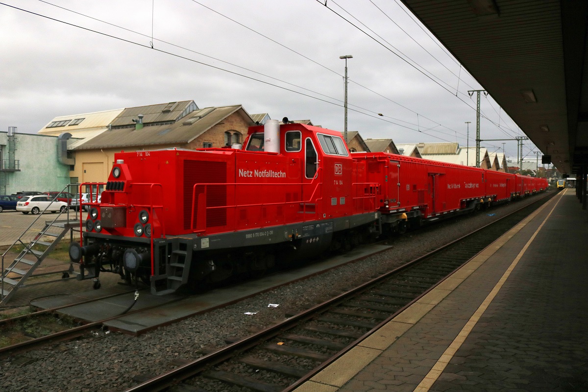 714 104 mit Hilfszug der DB Netz Notfalltechnik für die Schnellfahrstrecke Hannover–Würzburg (KBS 351) ist im Bahnhof Fulda abgestellt. [22.10.2017 | 12:03 Uhr]