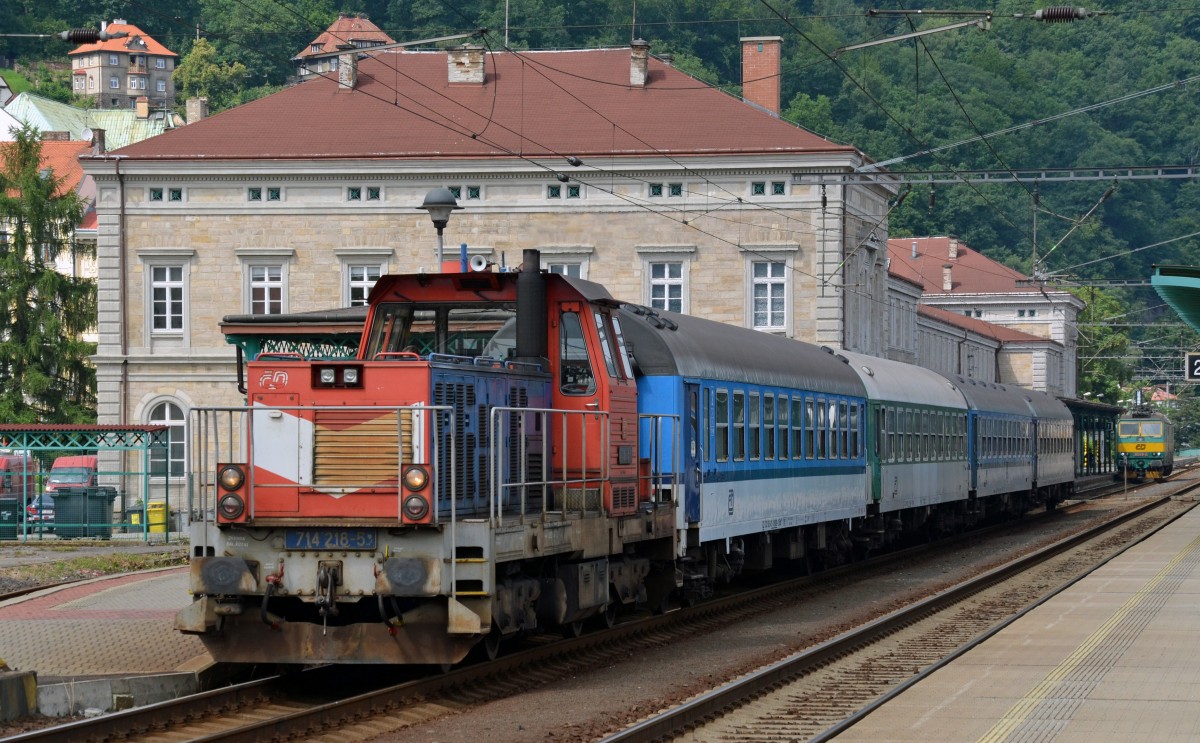 714 218 zieht am 04.07.13 die Wagen eines Regionalzuges, welcher aus Usti nad Labem nacj Decin kam, von der Zuglok ab.