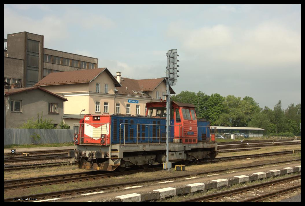 714217 am 24.5.2016 im Bahnhof Liberec. Das Hinweisschild  Pension  an dem Gebäude im Hintergrund ist stilecht in der Machart einem Bahnhofsschild nachempfunden.
