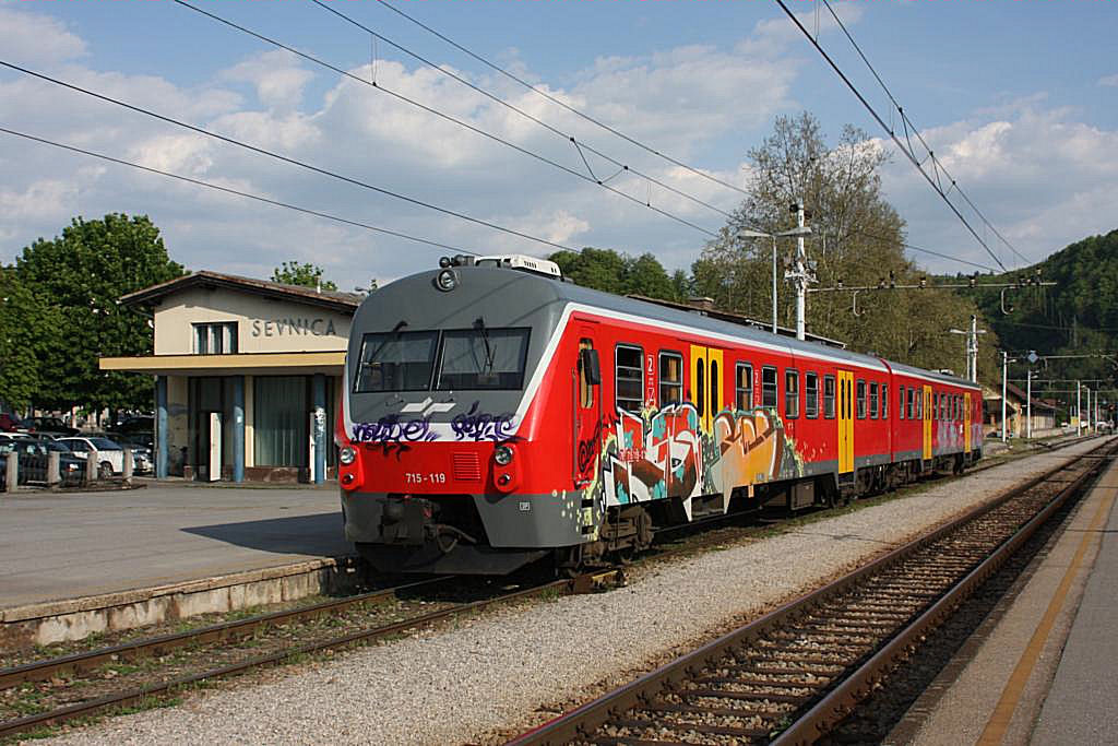 715119 steht als Personenzug nach Trebnje im Bahnhof Sevnica am 28.4.2008 bereit.