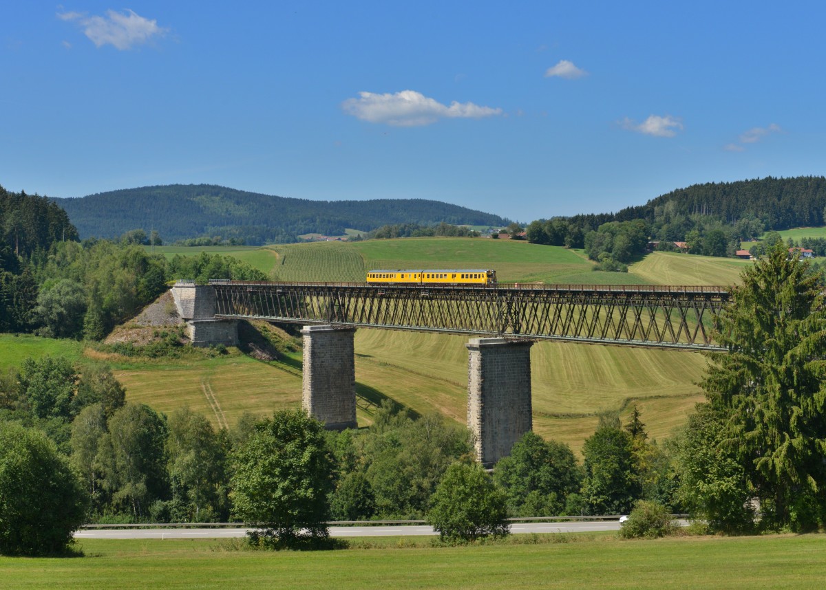 719 045 / 719 046 am 06.08.2015 auf der Ohebrücke bei Regen. 