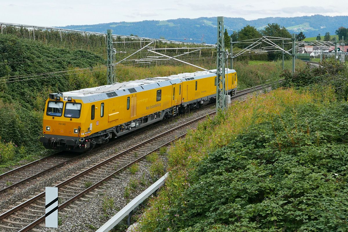 719 302-5 der DB Netz Instandhaltung am 24.09.2020 Nhe des Lindauer Ortsteils Schnau in Fahrtrichtung Lindau.