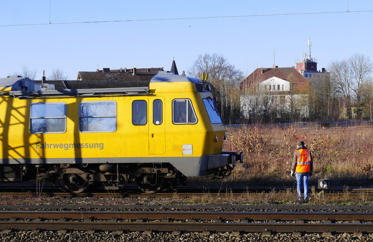 719 501 soll abseits des Bf Minden betankt werden. Der Abzweig zur Tankstelle hat eine ortsbediente Weiche (Aufnahme vom 29.12.16).