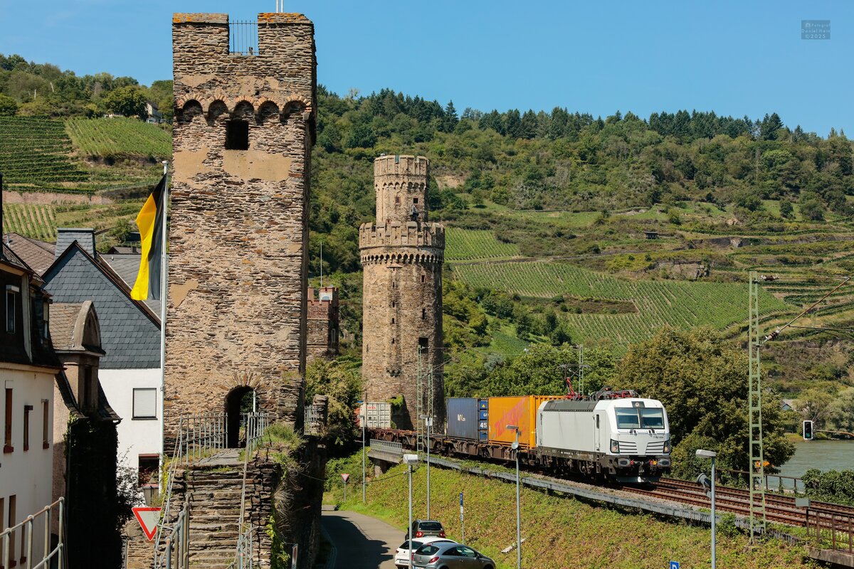 7193 604 mit Containerzug am Rhein in Oberwesel, August 2025.