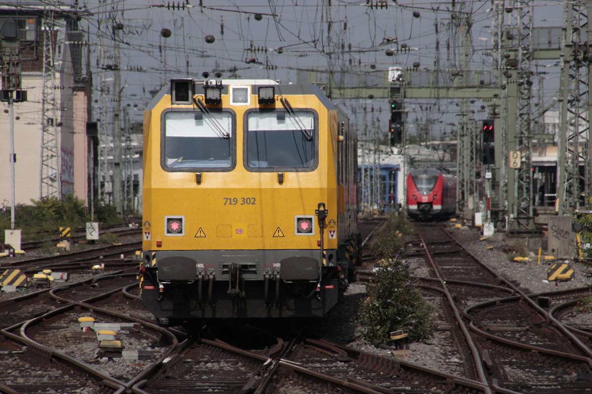 719302 der DB Netz Instandhaltung am 01.09.2020. Ausfahrt aus dem Kölner Hautbahnhof.