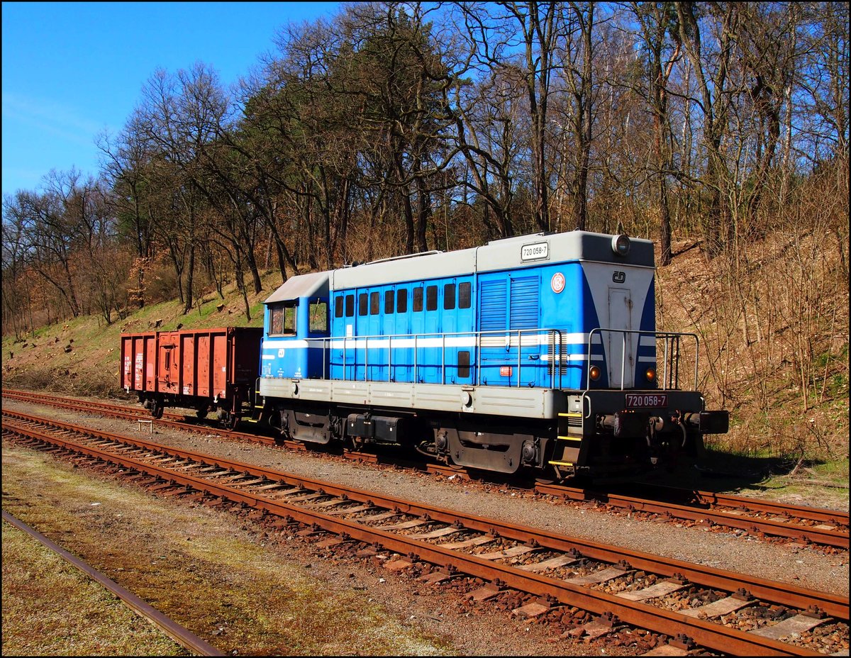 720 058-7 steht in Bahnhof Lužná u Rakovníka am 28.03.2017.