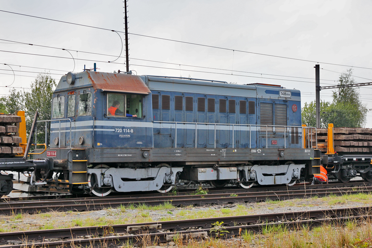 720 14-8 befindet sich im Bahnhof Kyjice mit einem Bauzug.Bild vom 11.9.2015