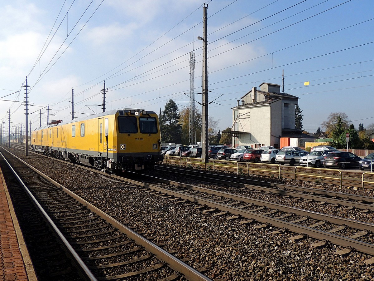 720-301(DB-NetzInstandhaltung)durchfährt in Richtung Linz den Bhf. Marchtrenk; 141104
