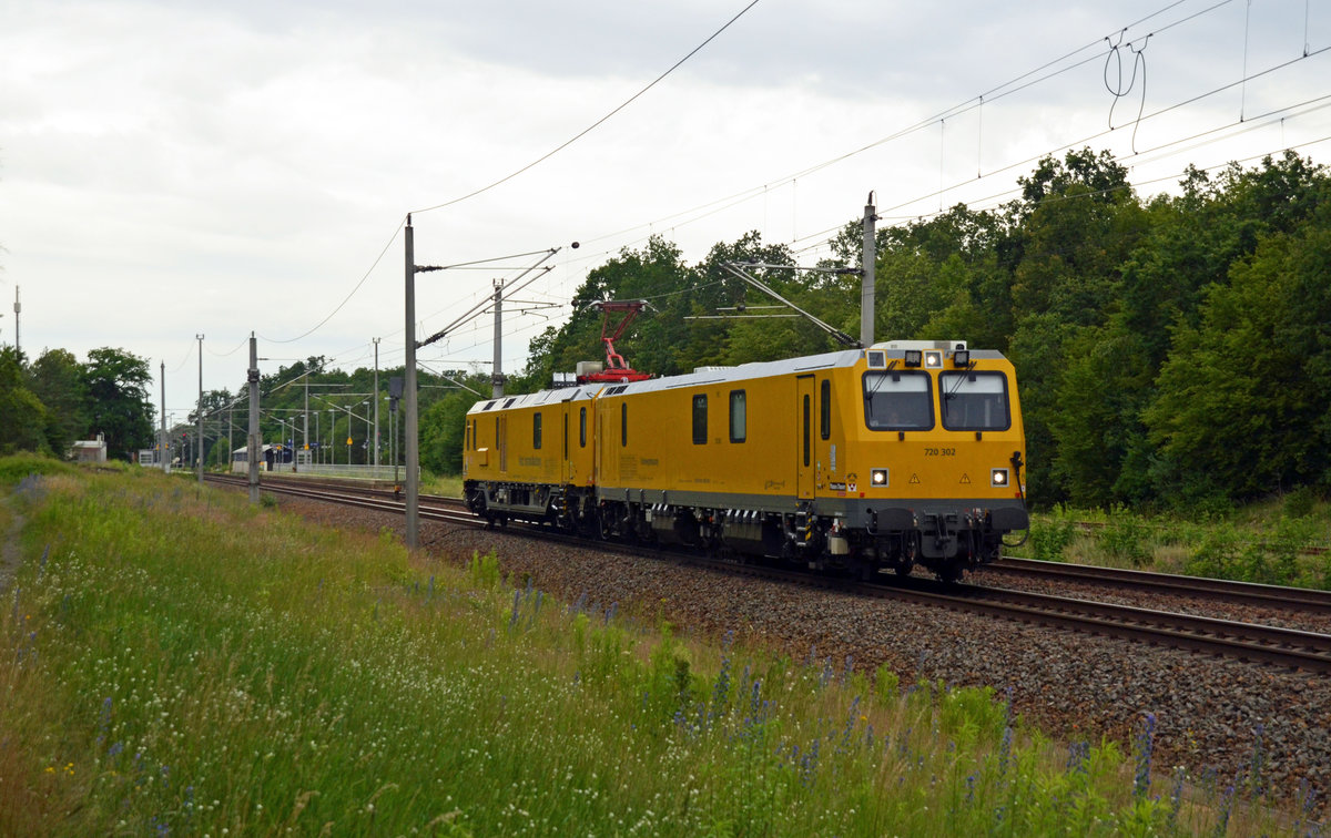 720 302 von DB Netz war am 28.06.20 auf Messfahrt. Hier passiert er auf dem Weg Richtung Wittenberg soeben Burgkemnitz.