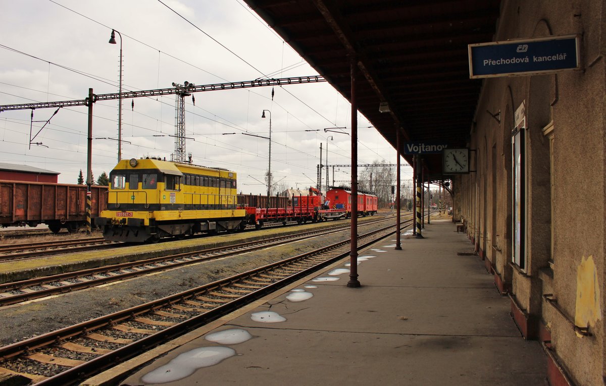 720 567-7 (STRABAG) zu sehen mit einem Bauzug in Vojtanov am 09.03.17.