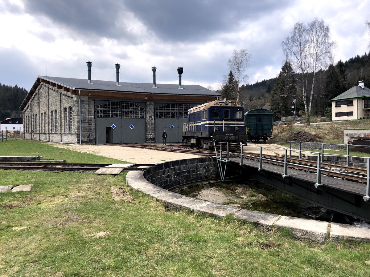 720.111-4 u výtopny v Kořenově na jaře 2021 