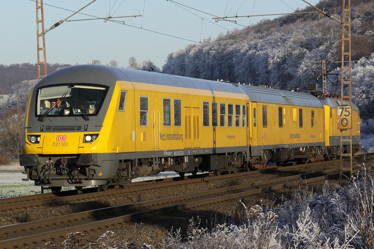 721 101 Steuerwagen Fahrwegmessung am 05.12.2016  14:36 nördlich von Salzderhelden am BÜ 75,1 in Richtung Göttingen