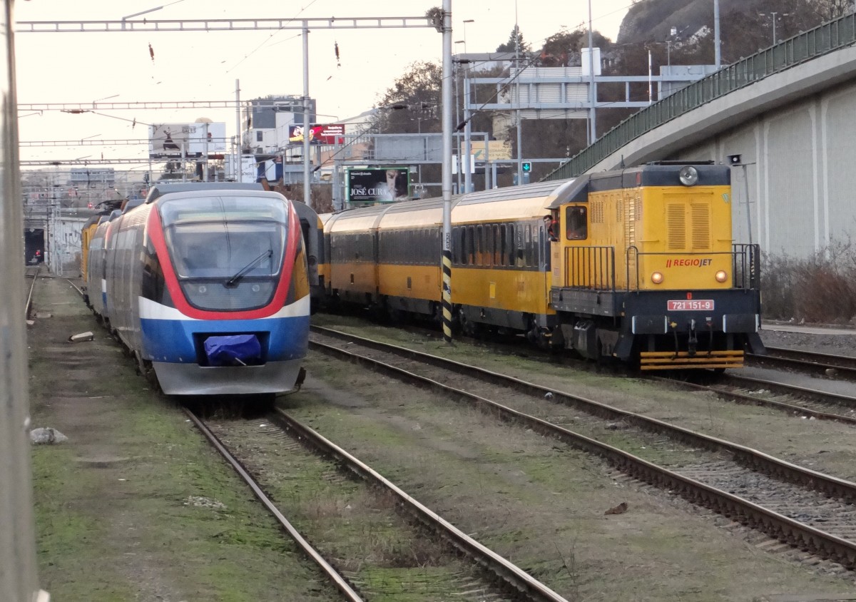 721 151-9 zu sehen am 11.01.15 in Praha-Smíchov. Foto aus dem Zug!