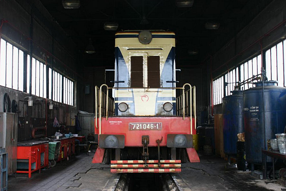 721046 stand am 31.5.2005 in der Halle im Depot Prievidza.