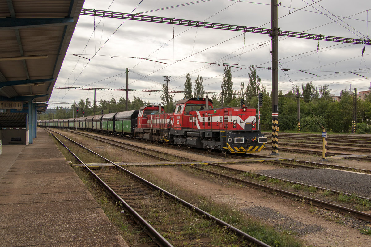 724 705-9 und 724 709-1 kommen am 4. August 2017 mit einem langen Kohlezug am Bahnhof Nove Sedlo u Lokte an. 