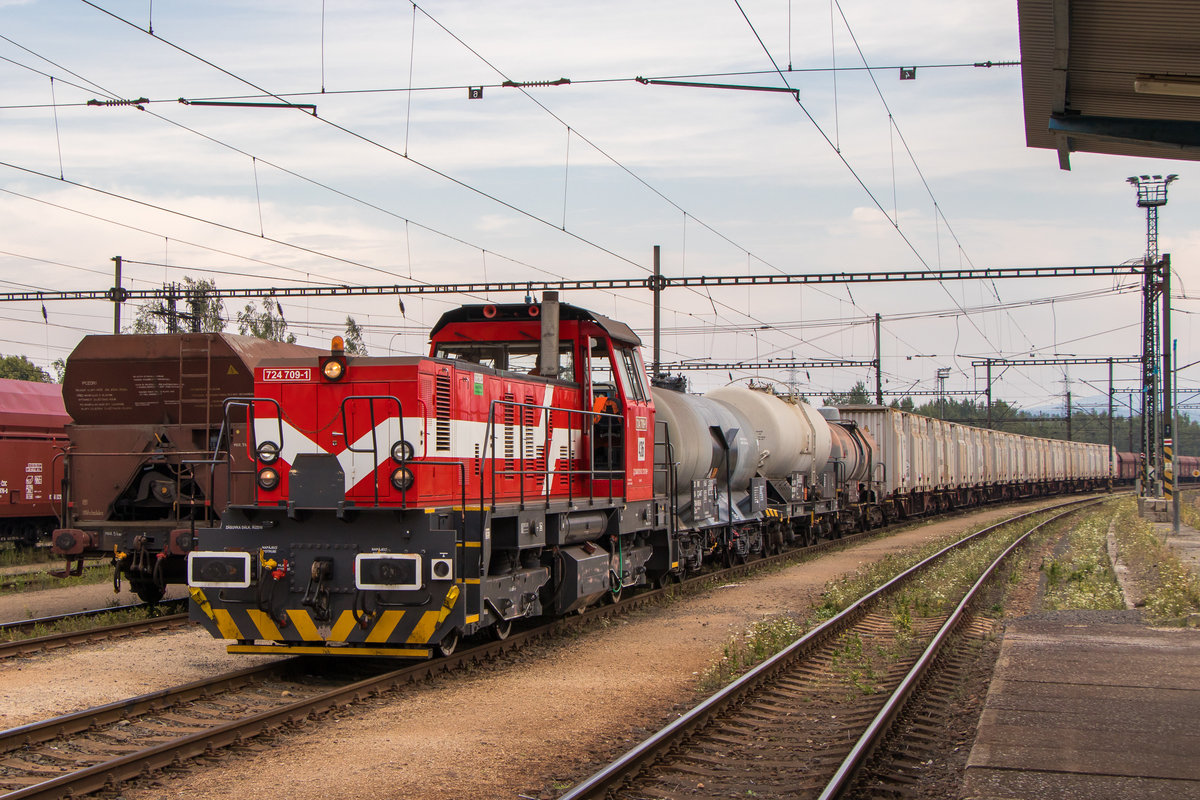 724 709-1 stellt am 2. August 2018 in Nove Sedlo gerade einen Zug zusammen. 