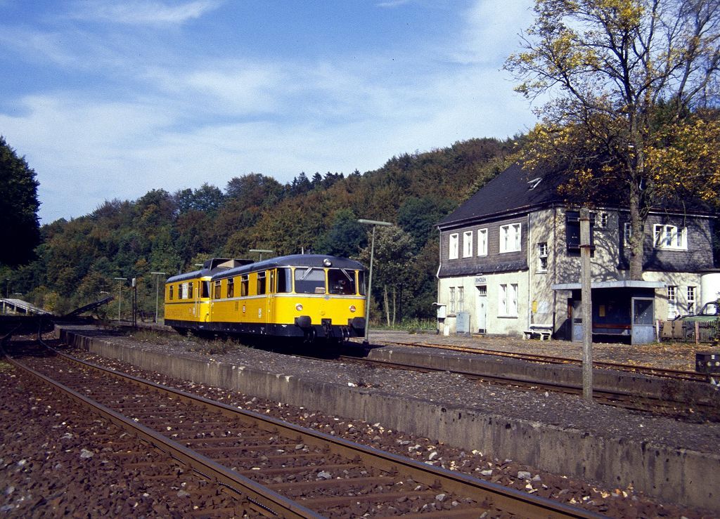 724 und 725 004 machten auf ihrer Messfahrt von Neuenrade nach Menden am 09.10.1990 in Binolen kurzen Halt.