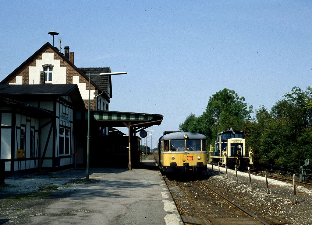 725 / 726 004 bei einer Zugkreuzung in Oerlinghausen mit 365 748 am 16.08.1989