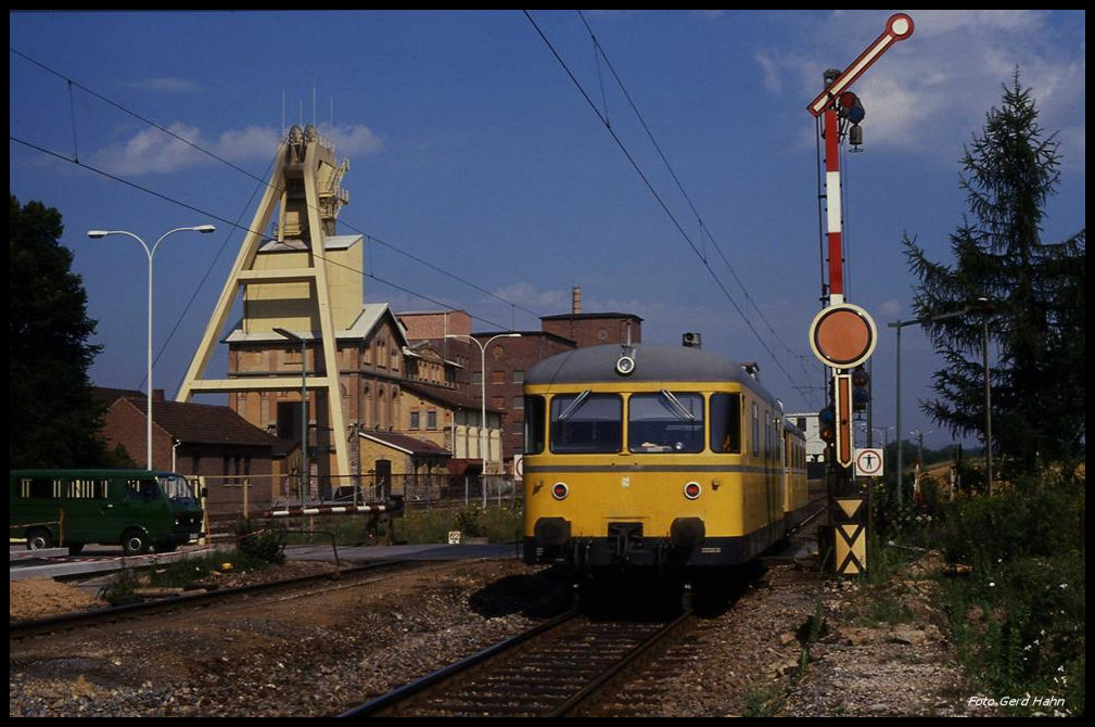 725005 war am 15.8.1989 als zug 81961 um 10.58 Uhr auf der KBS 705 nach Heidelberg unterwegs und passiert hier das Salzbergwerk in Bad Friedrichshall.