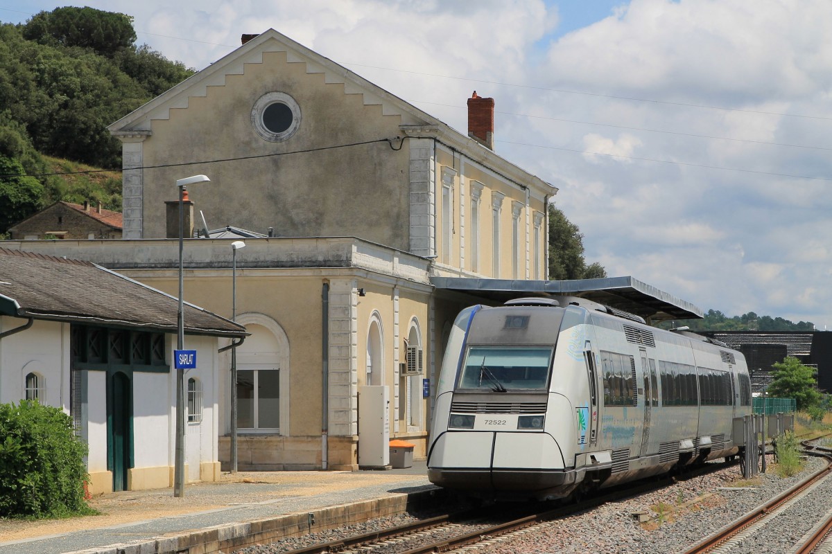 72522/72521 mit TER 865780 Sarlat-Bordeaux St Jean auf Bahnhof Sarlat am 23-6-2014.