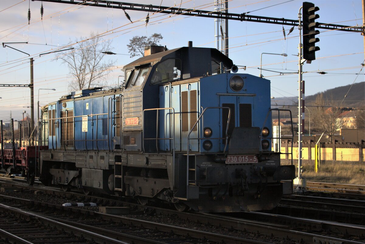 730 015 -5 als Zuglok der Oberleitungsmontagezuges in Ústí nad Labem 15.01.2022 15:07 Uhr.