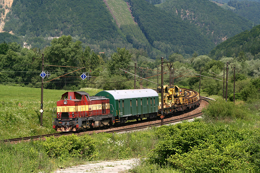 730 617-8 Rail track maintenance train, near Vrutky (27.06.2012)