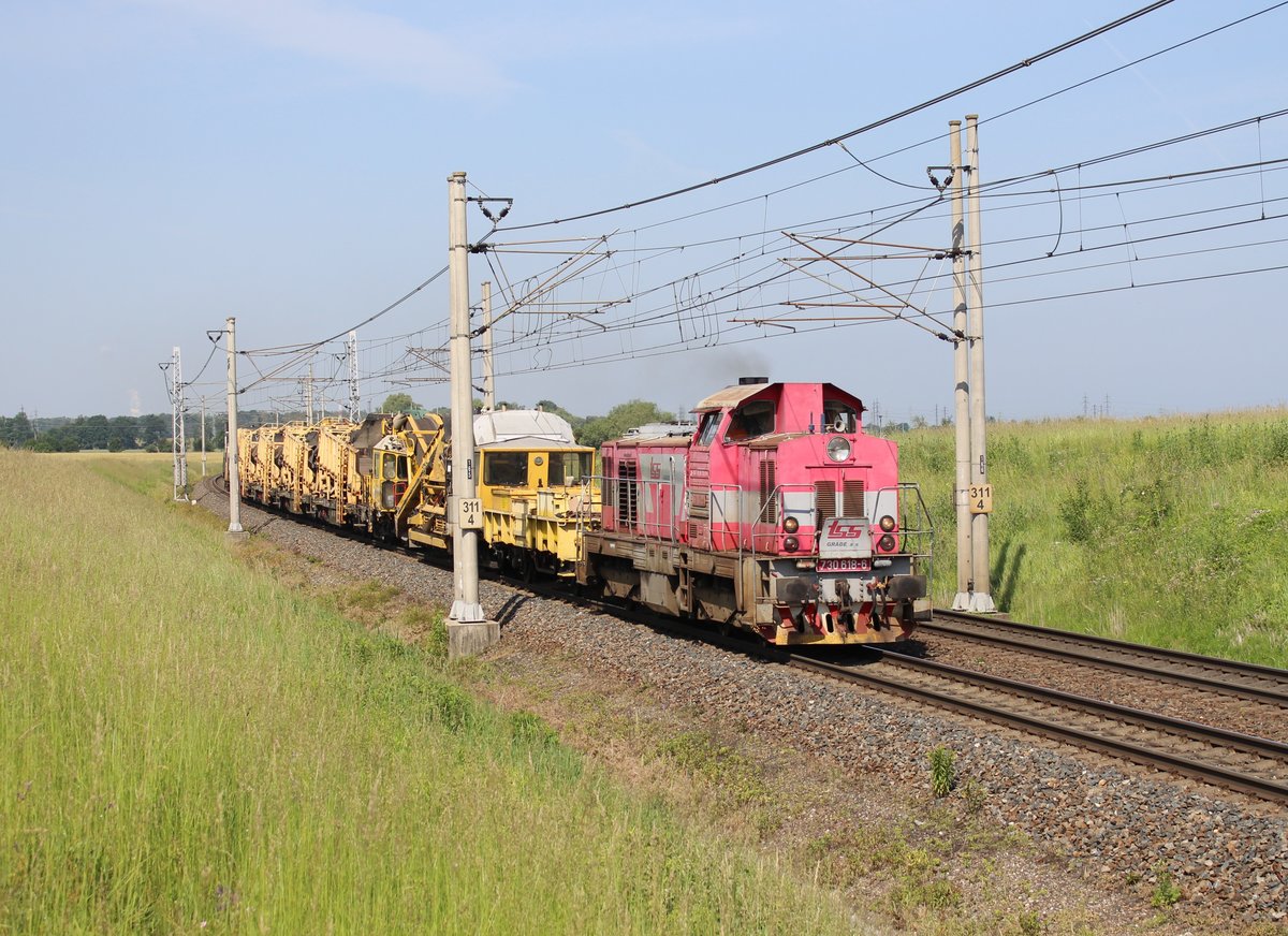 730 618-6 (TSS) zusehen mit einem Bauzug am 13.06.20 in Pardubice Opočínek.
