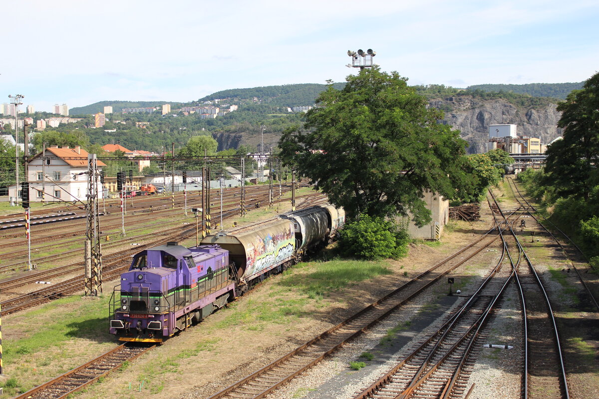 730 624-4 (KDS) zu sehen beim Rangieren am 17.07.22 in Ústí nad Labem-Střekov. Foto entstand von der Fußgängerbrücke!