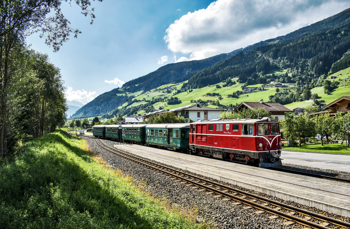 73.019 durchfährt mit dem Sdz 900 (Zell am See - Krimml), die Haltestelle Wenns.
Aufgenommen am 8.9.2018.