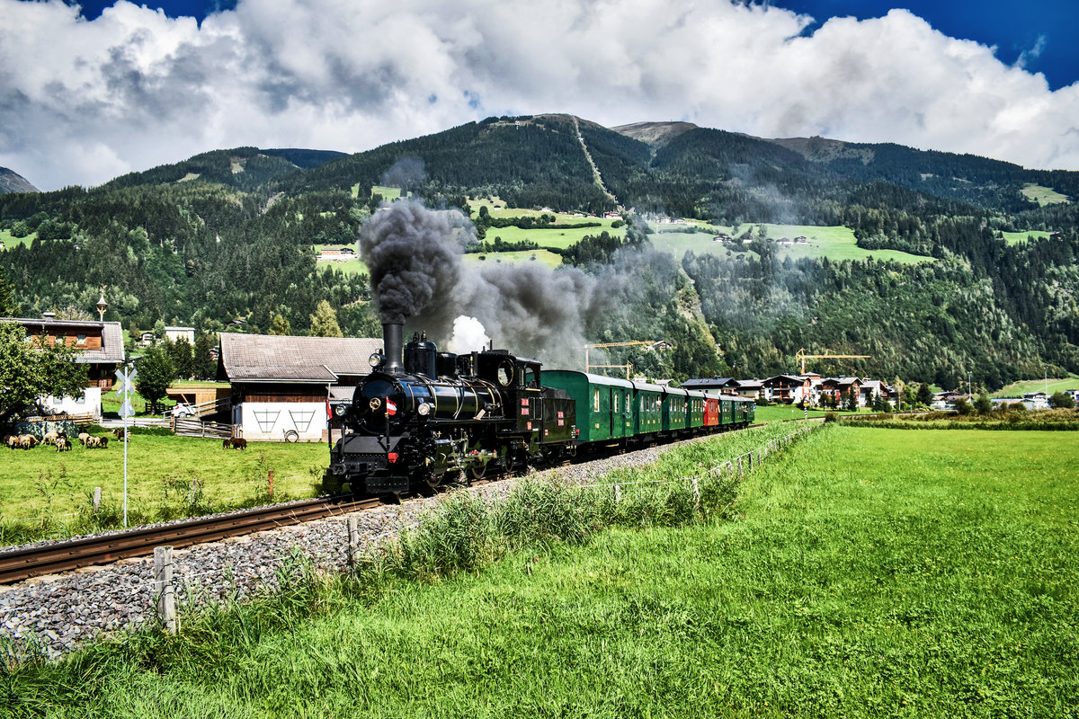 73.019 fährt mit dem Sdz 900 (Zell am See - Krimml) kurz nach dem Bahnhof Neukirchen am Großvenediger vorüber.
Aufgenommen am 8.9.2018.