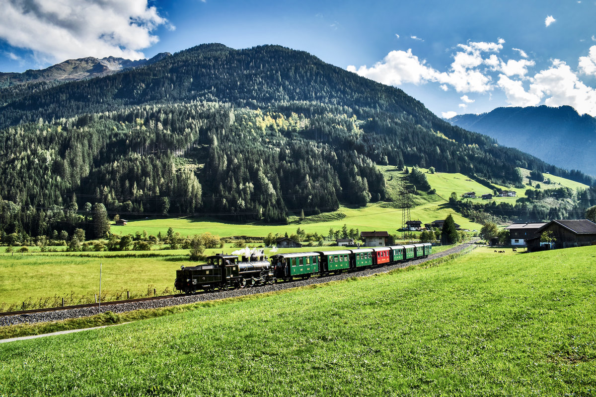 73.019 fährt mit dem Sdz 901 (Krimml - Zell am See), kurz vor dem Bahnhof Neukirchen am Großvenediger vorüber.
Aufgenommen am 8.9.2018.
