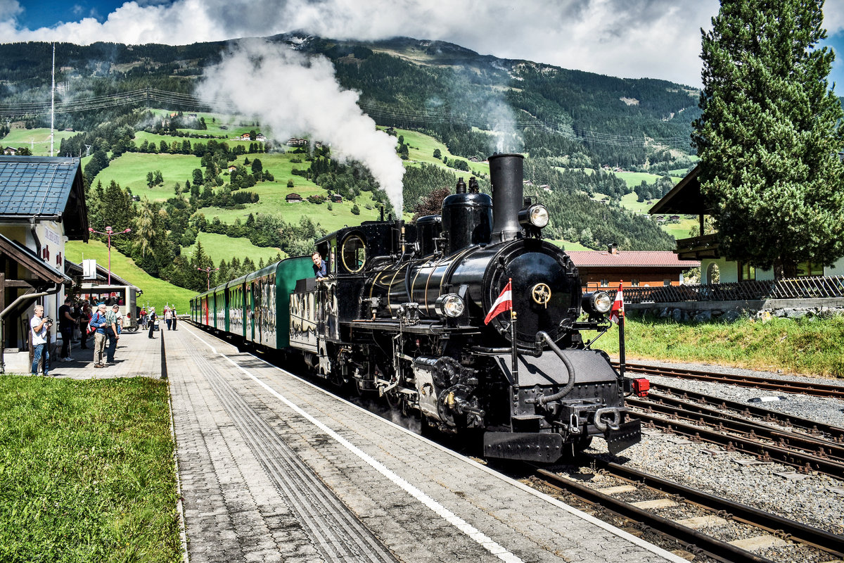 73.019 hat mit dem Sdz 900 aus Zell am See, den Endbahnhof Krimml erreicht und fährt nun zum dortigen Gleisende weiter um dem nachfolgendem Regionalzug den Bahnsteig frei zu machen.
Aufgenommen am 8.9.2018.