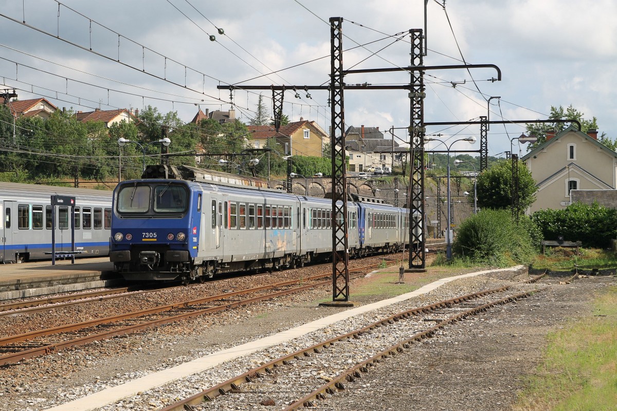7305 und 17343 mit TER 871624 Toulouse Matabiau-Brive la Gaillarde auf Bahnhof Gourdon am 4-7-2014.